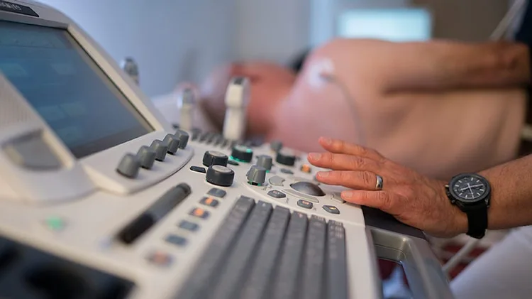 Ein Gerät und ein liegender Mann in der Klinik Impuls in Wetzikon.